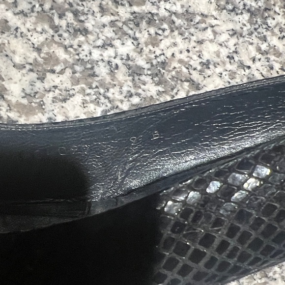 Stuart Weitzman womens Sz 9 black faux snakeskin fabric block heel pumps Vtg - Picture 13 of 13